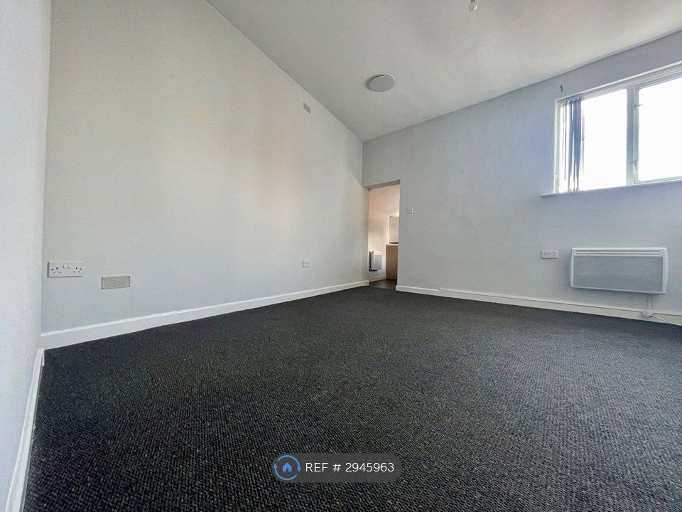 Property photo 2 of 9 Living / Dining Room