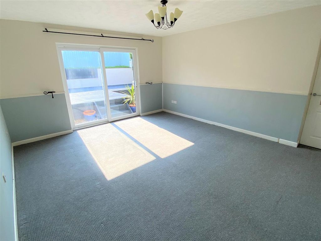 Property photo 2 of 11 5 Tremear Green Lounge