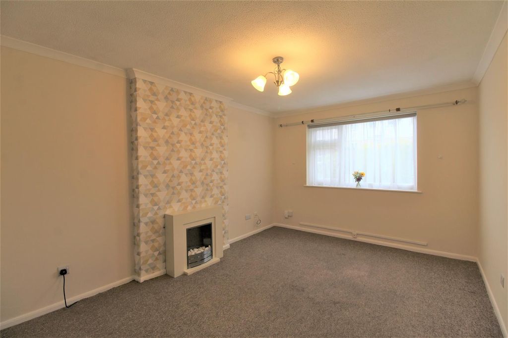 Property photo 2 of 8 2 Living Room.Jpg