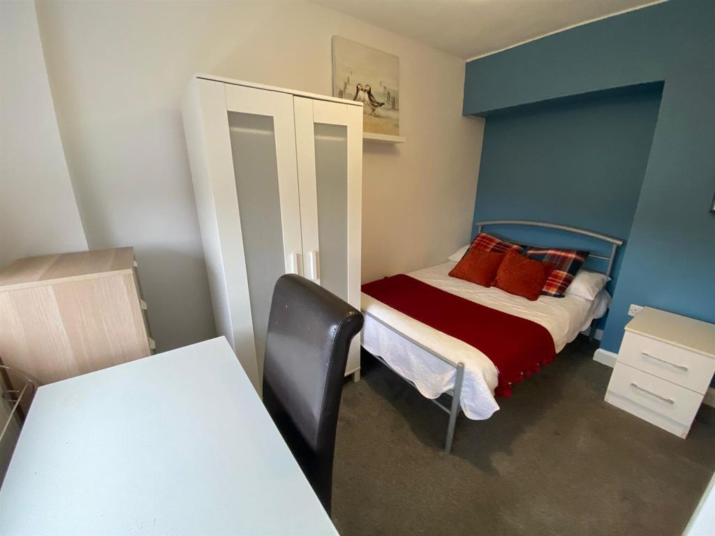 Property photo 1 of 8 Ensuite 3 - First Floor Room