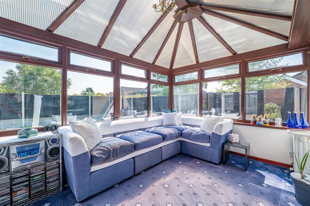 Property photo 3 of 35 Conservatory