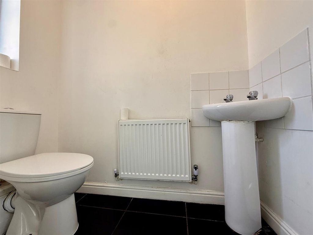 Property photo 3 of 10 Cloakroom.Jpg