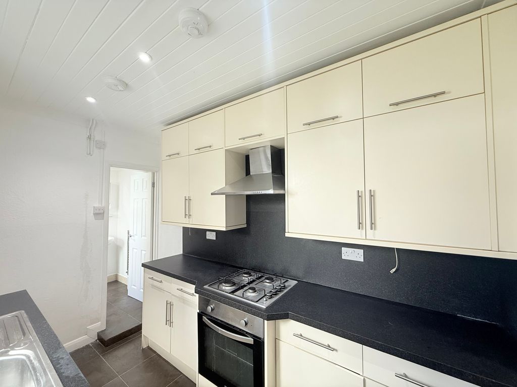 Property photo 3 of 7 Kitchen