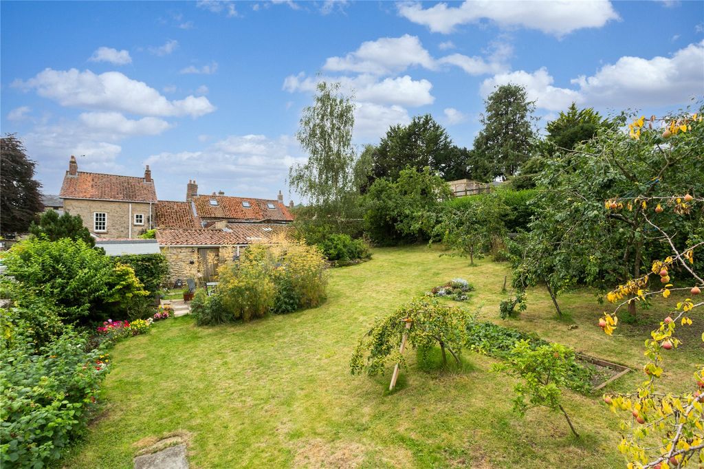 Property photo 3 of 23 Garden