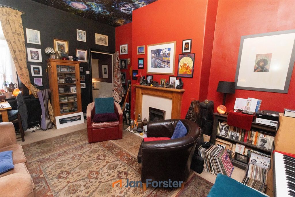 Property photo 2 of 8 Lounge