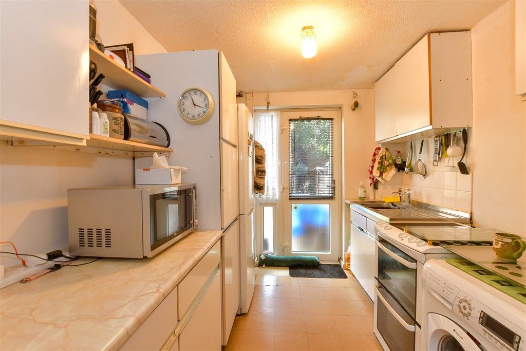 Property photo 3 of 11 Kitchen