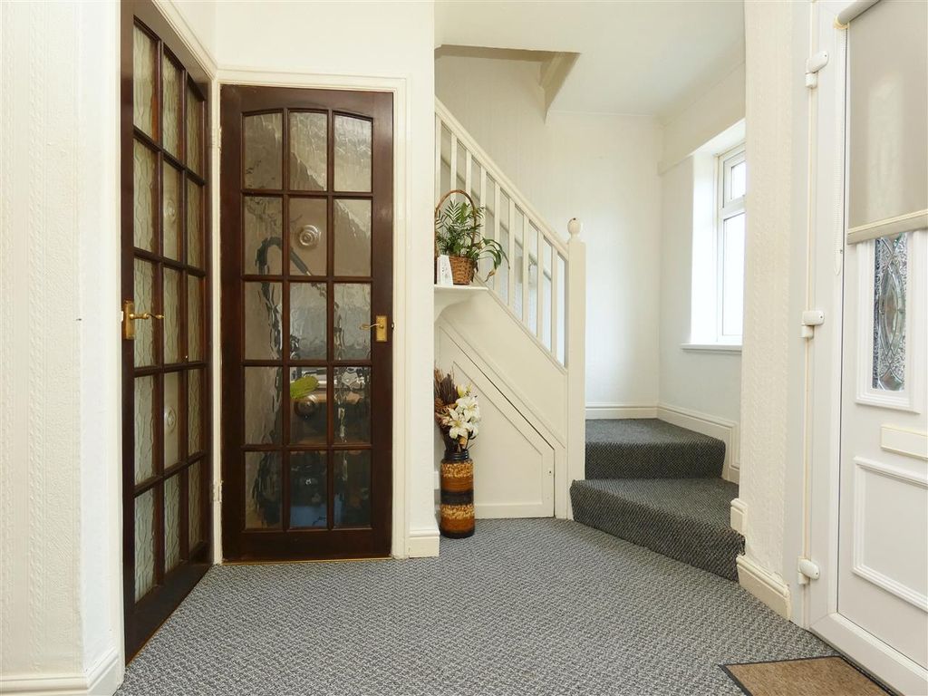 Property photo 3 of 25 Entrance Hall