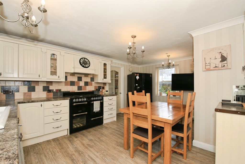 Property photo 2 of 27