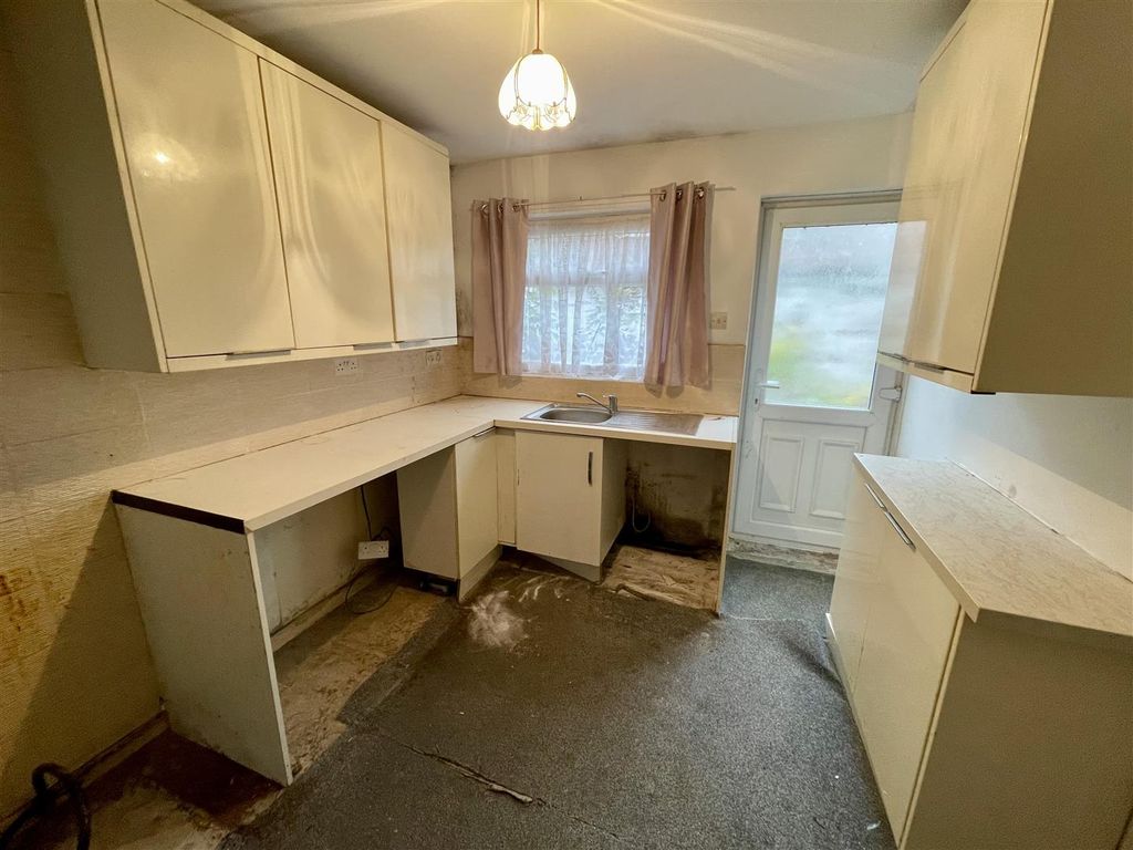 Property photo 3 of 6 Kitchen