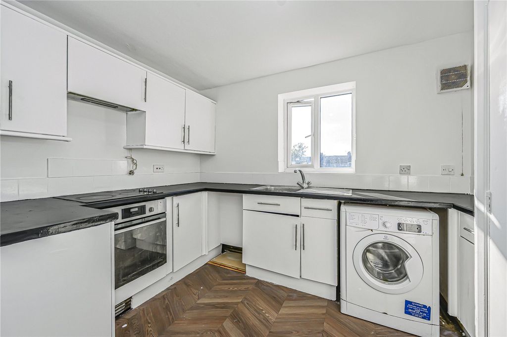 Property photo 3 of 6 Kitchen