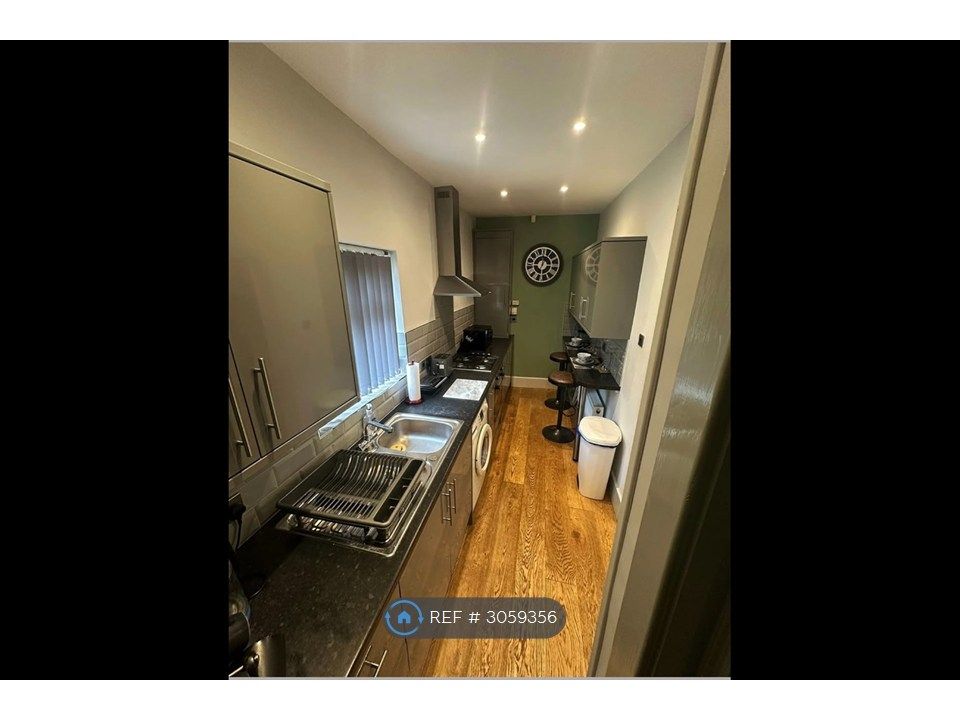 Property photo 3 of 10 Kitchen