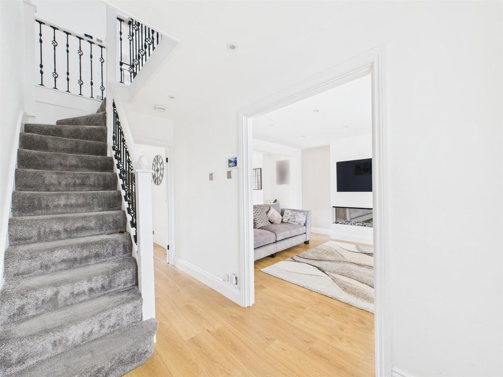 Property photo 2 of 19 Cam02885G0-Pr0351-Still024.Jpg