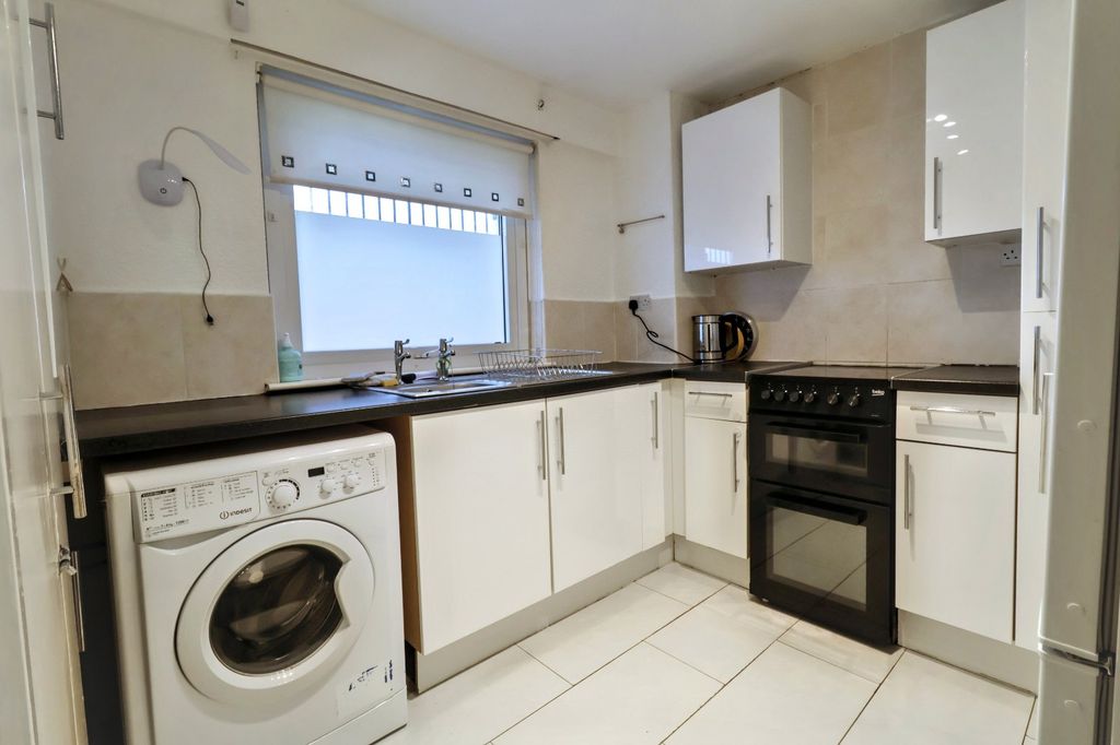 Property photo 2 of 16 Picture No. 12