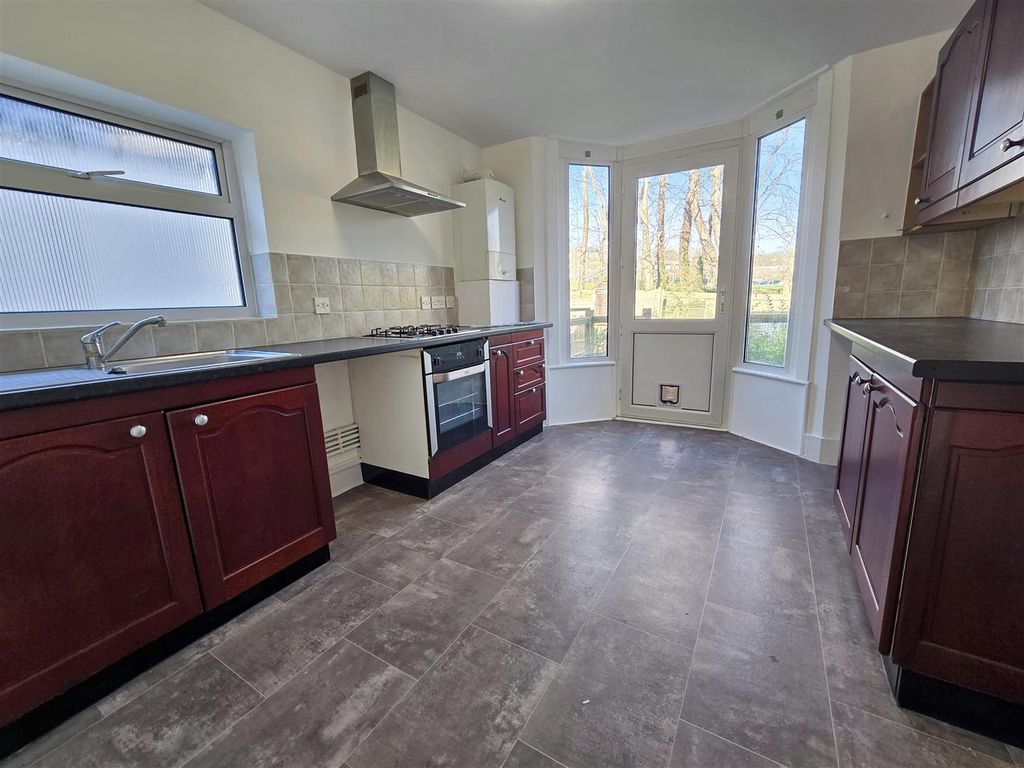 Property photo 3 of 7 Kitchen