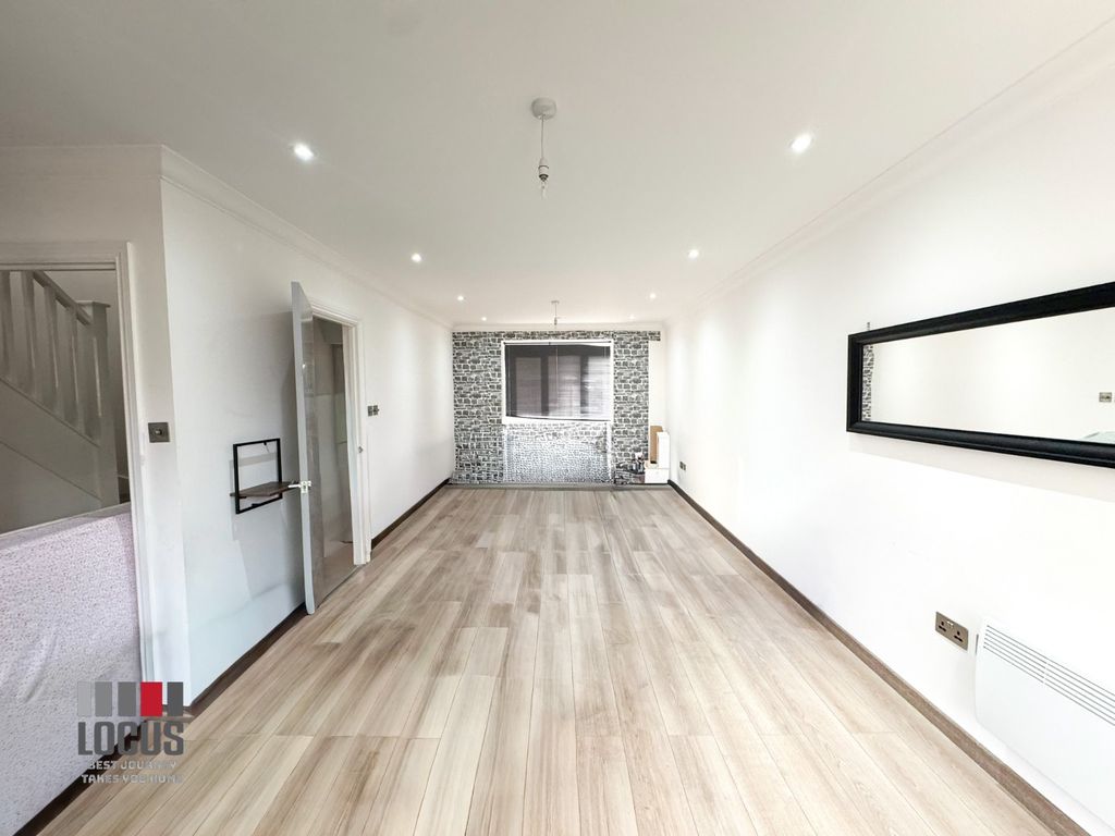 Property photo 1 of 6 Photo 4