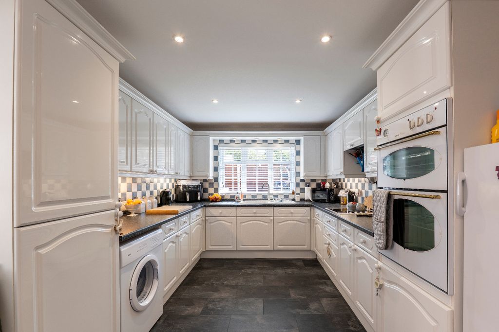 Property photo 2 of 15 4384714