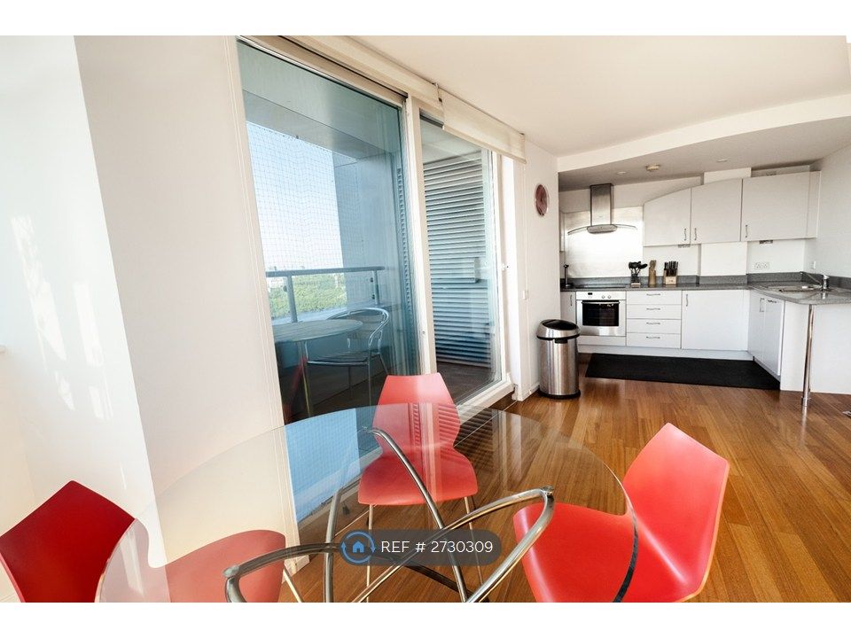 Property photo 3 of 15 Living Room / Kitchen