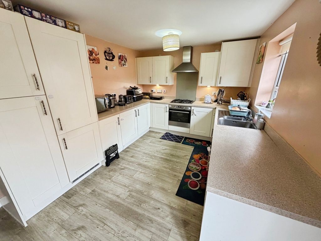 Property photo 3 of 14 Kitchen/Dining Room