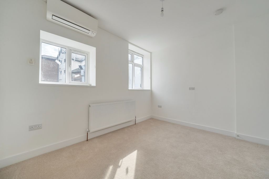 Additional image 7 of 2 bed flat to rentHigh Street, Maidenhead SL6