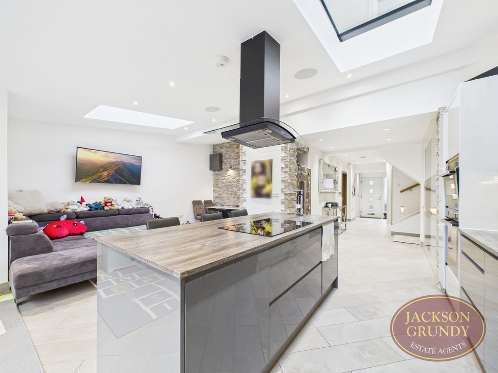 Property photo 2 of 15 Ashcroft Gardens