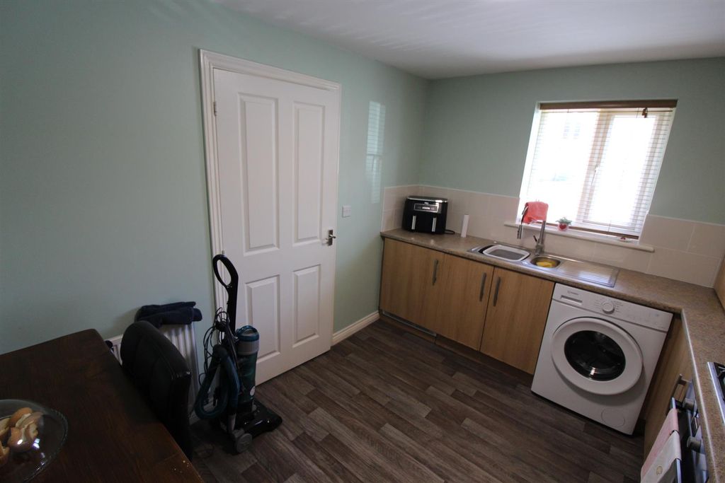 Property photo 3 of 10 Kitchen 2.Jpg