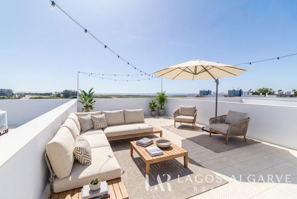 Property photo 1 of 24 Top-Floor 3-Bedroom Apartment In A Condominium With Pool, Within Walking Distance Of The Beach