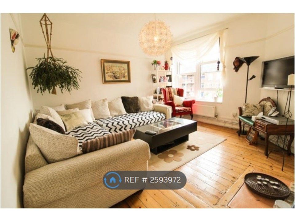 Property photo 3 of 4 Living Room