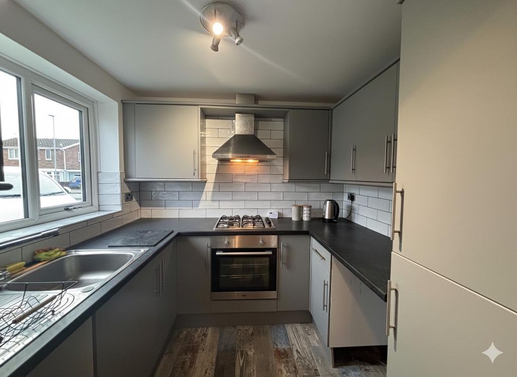 Property photo 3 of 10 Kitchen