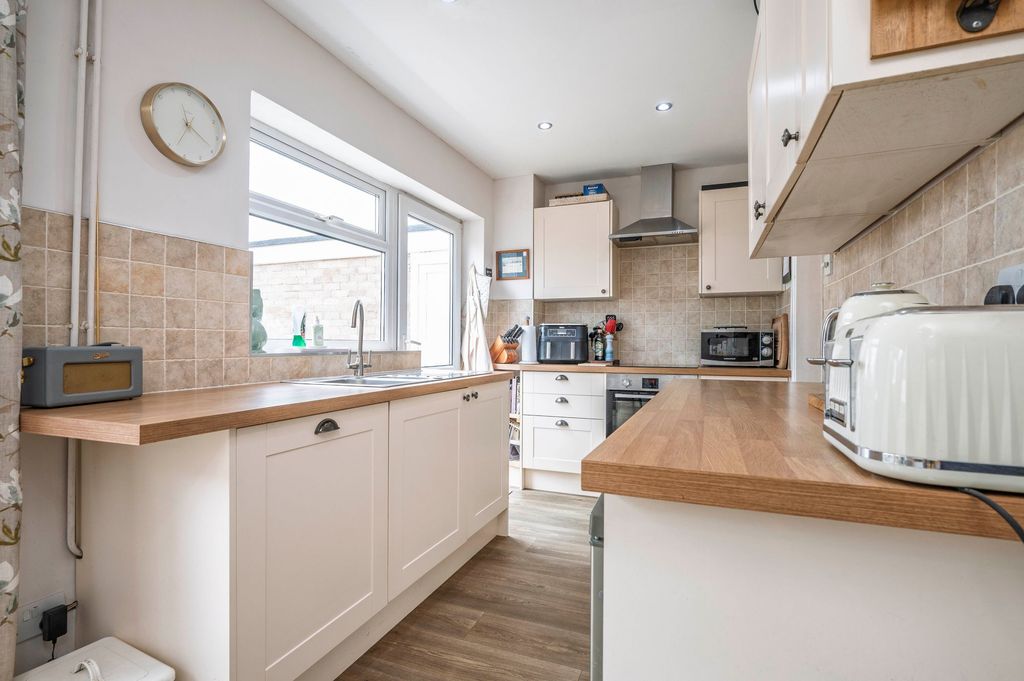 Property photo 3 of 19 Kitchen