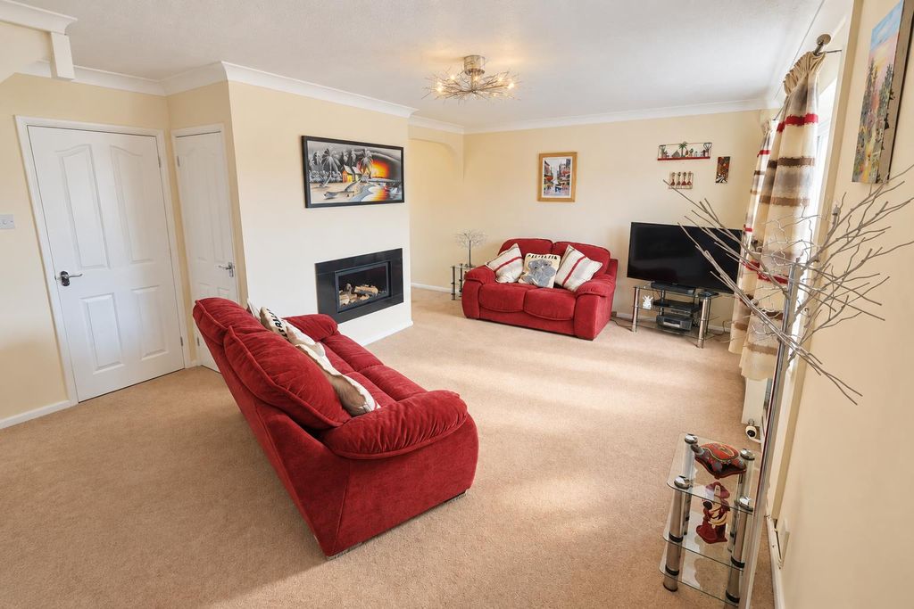 Property photo 3 of 14 Lounge