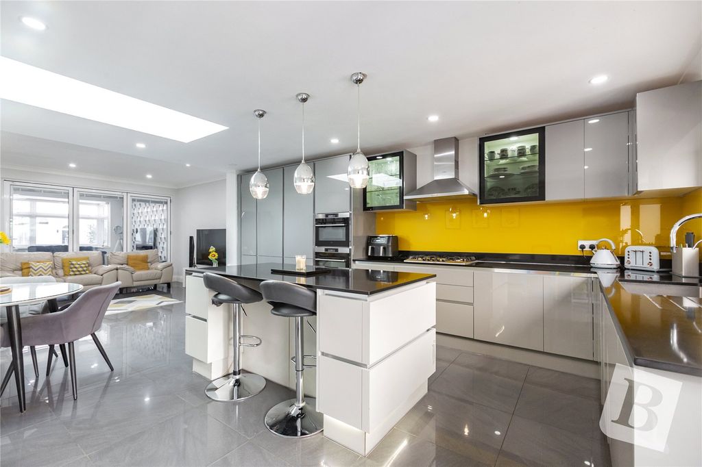 Property photo 2 of 28 Kitchen