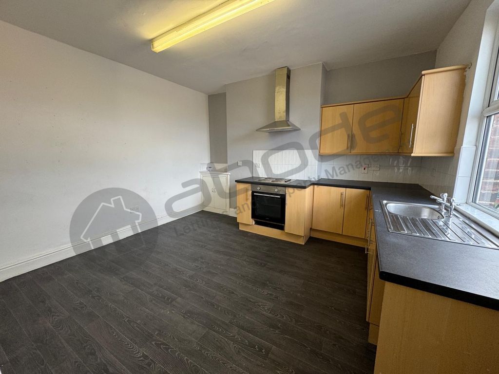 Property photo 3 of 18 Kitchen