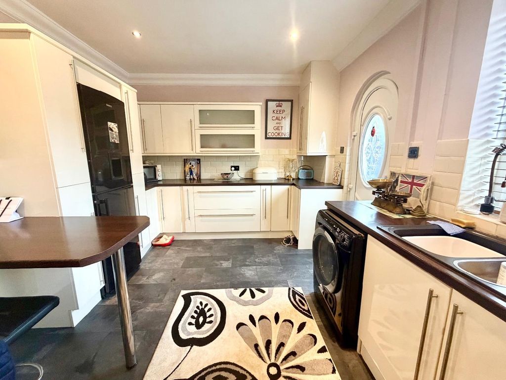 Property photo 3 of 9 Kitchen