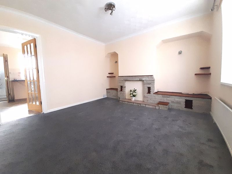 Property photo 3 of 17 Lounge