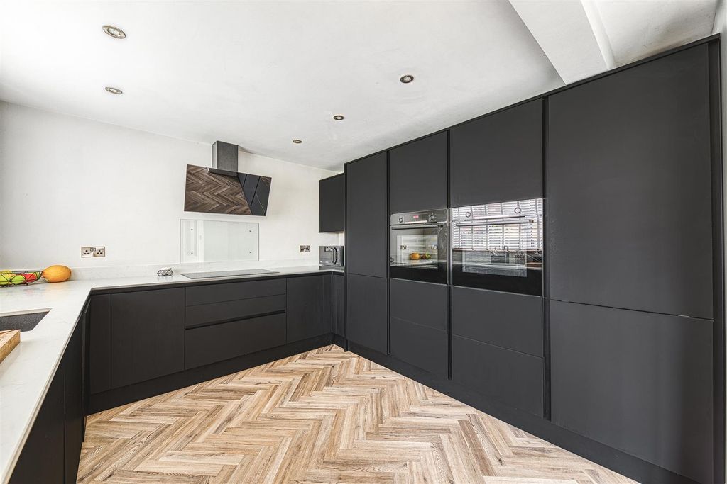 Property photo 2 of 34