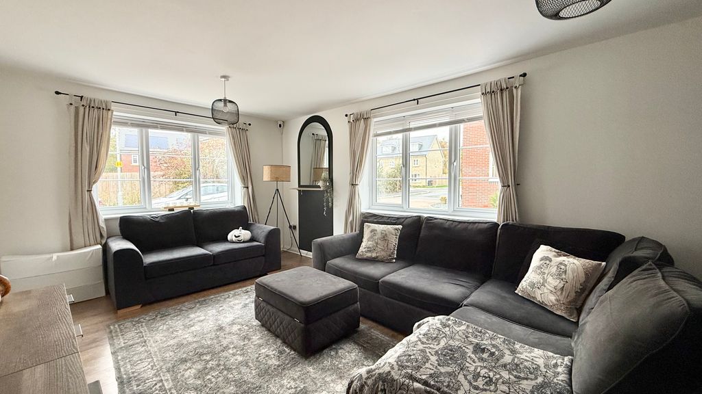 Property photo 3 of 17 Lounge