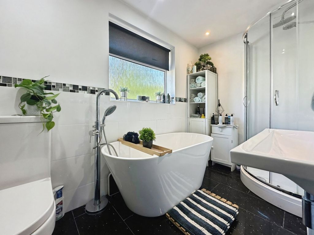 Property photo 3 of 17 Bathroom