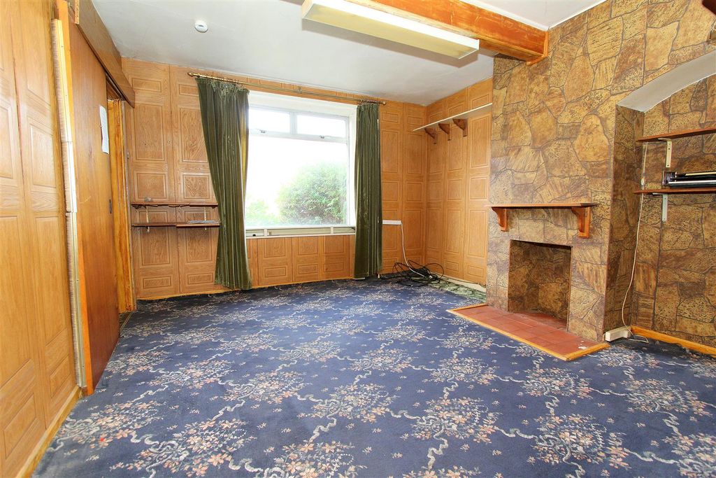 Property photo 3 of 16 Lounge B.Jpg
