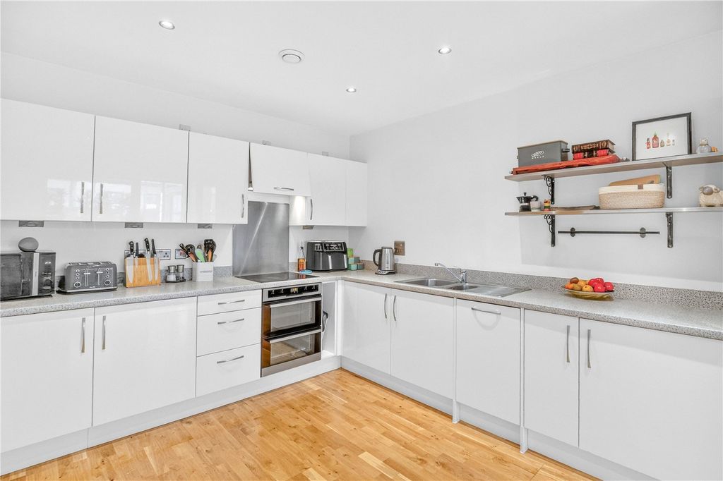 Property photo 2 of 16 Picture No. 24