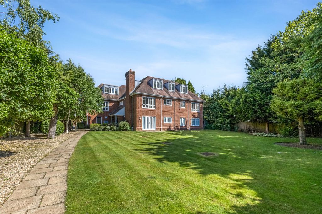 Property photo 1 of 9 Communal Gardens