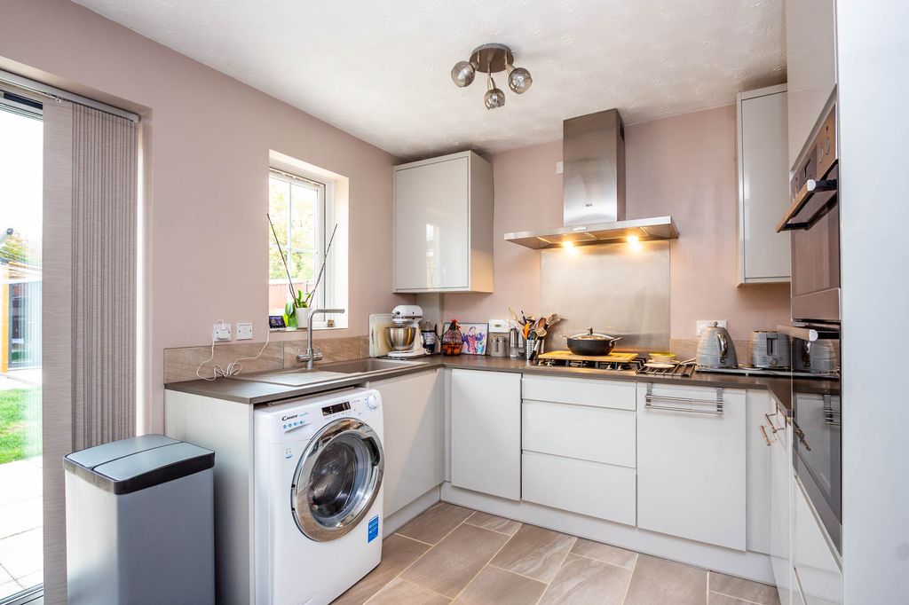 Property photo 3 of 9 Kitchen