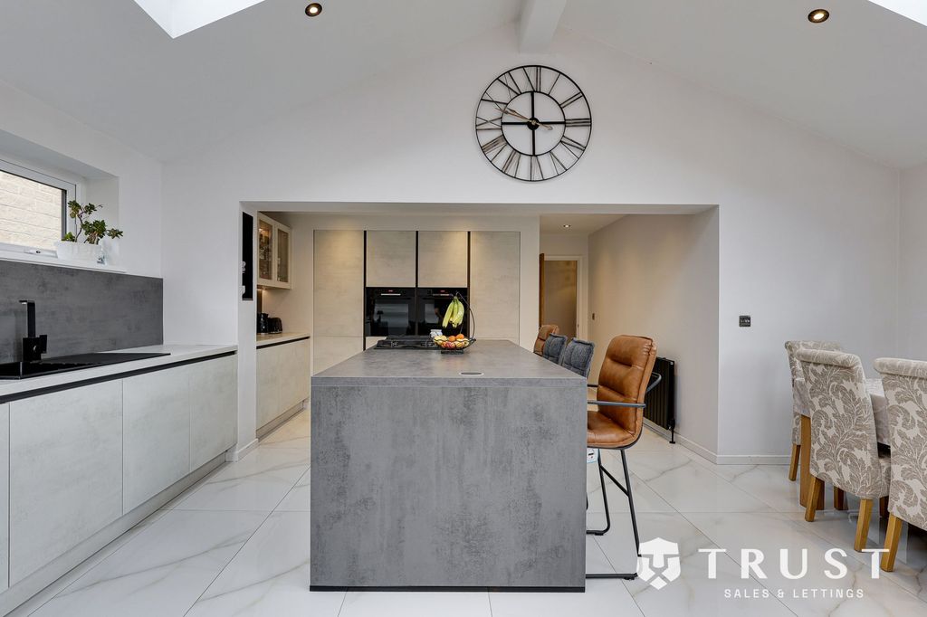 Property photo 3 of 42