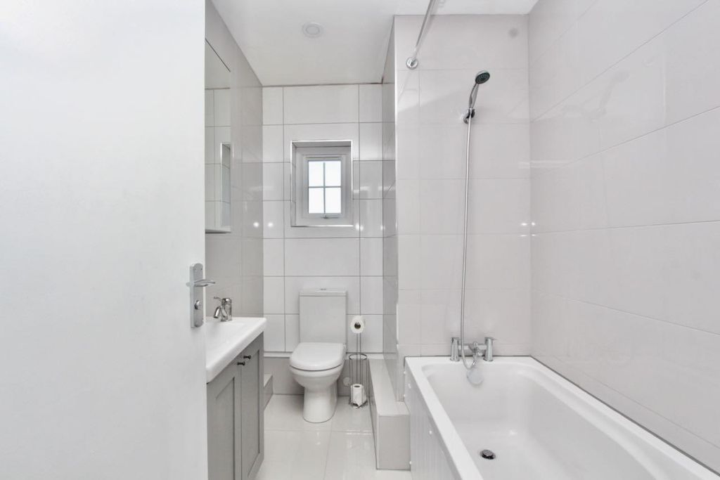 Property photo 2 of 16 74 Green Lanes, N16