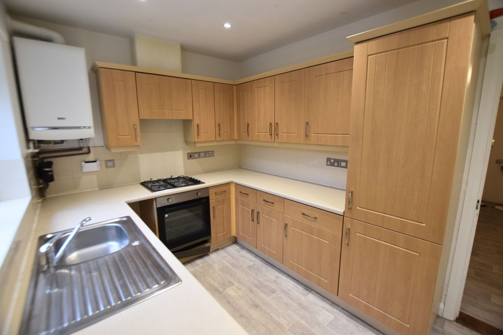 Property photo 2 of 16 36 Radstock Crescent Kitchen