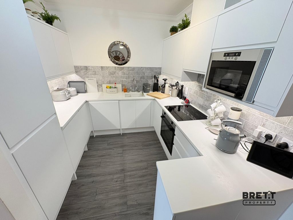 Property photo 3 of 10 Kitchen