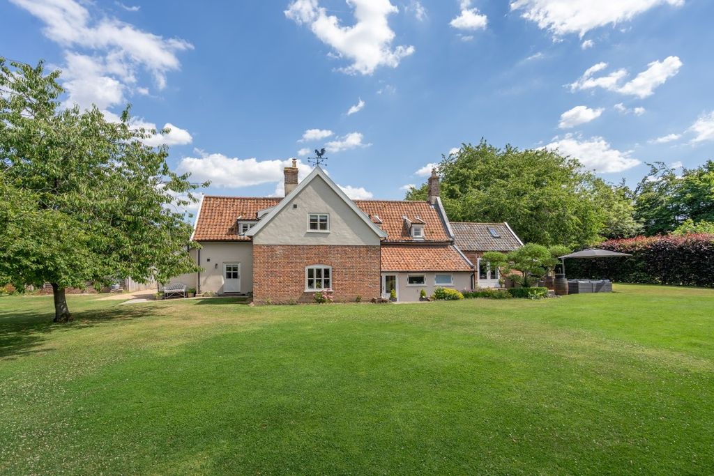 Property photo 2 of 33