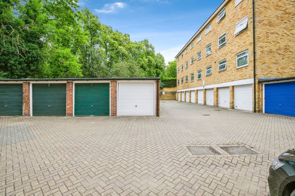 Property photo 3 of 13 Garage