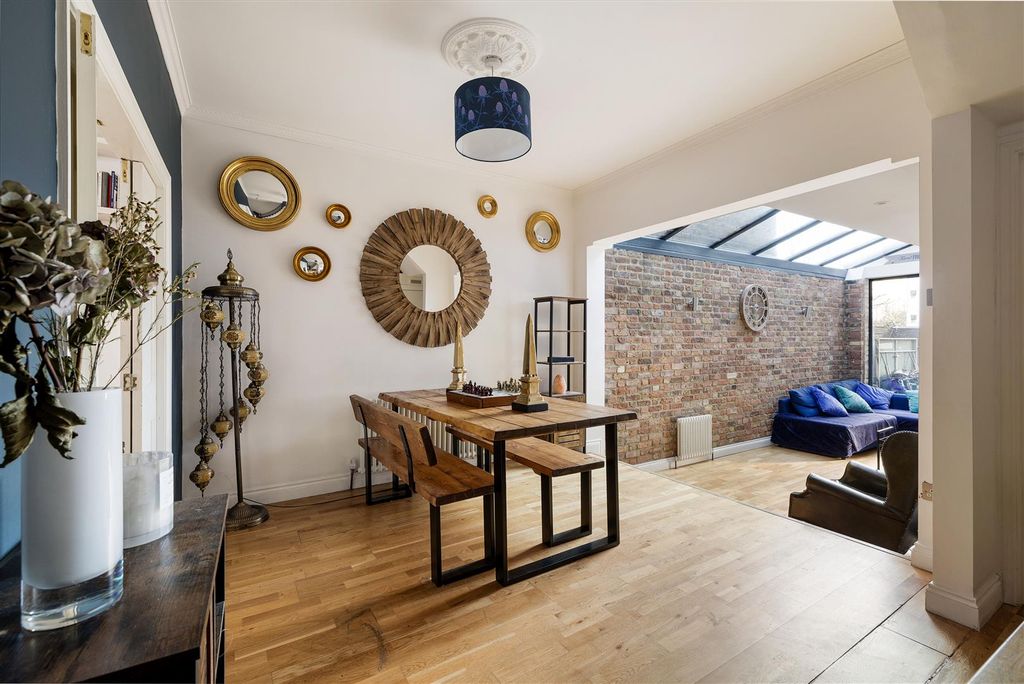 Property photo 3 of 32 Hassett Road, N16