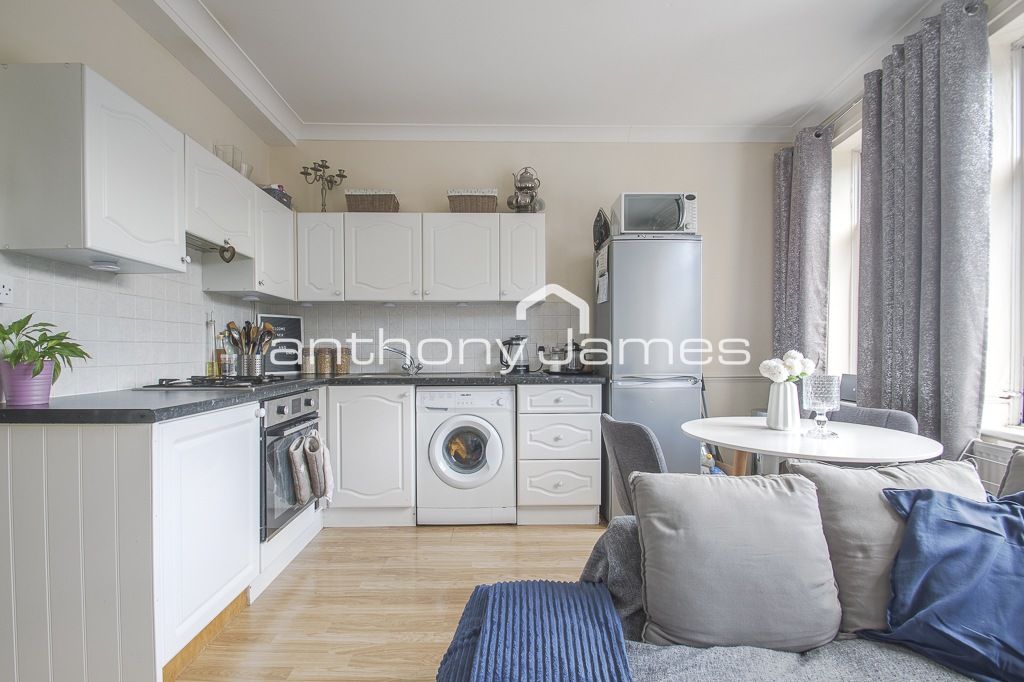 Property photo 1 of 5 Lingfield Crescent, Eltham