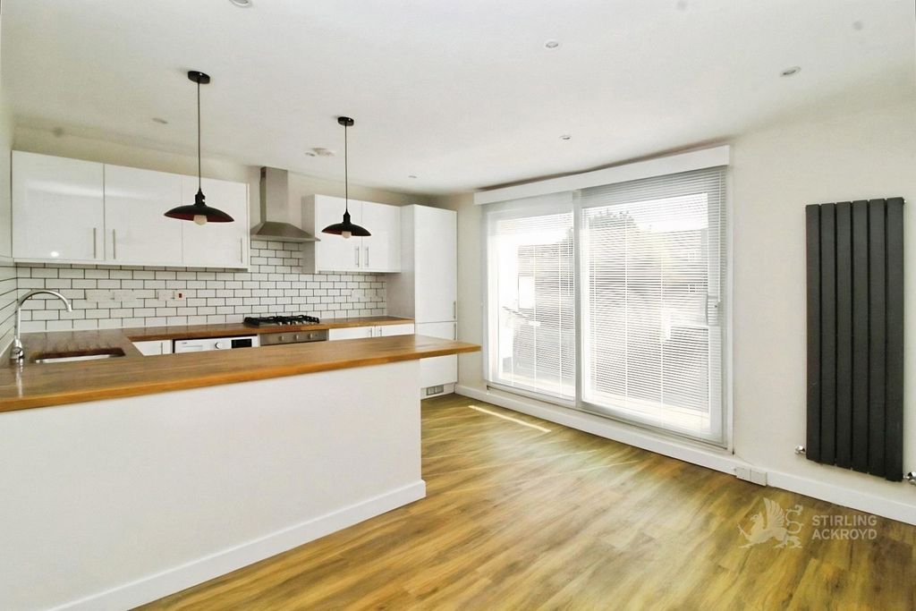 Property photo 1 of 10 Reception/Kitchen